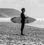 surfer z deską na plaży