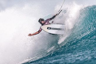 Kitesurfer na fali Core