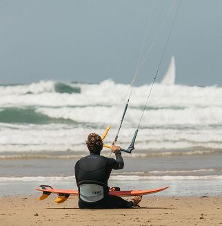 kitesurfer na plaży